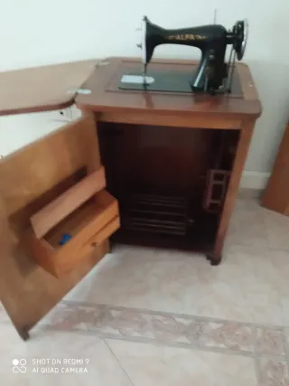 Máquina de coser Alfa antigua