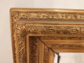 Specchio con cornice dorata