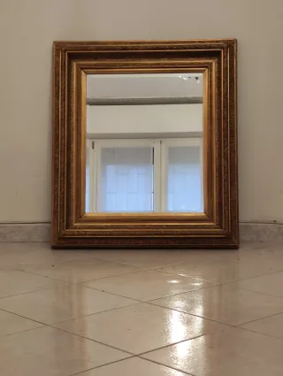 Specchio con cornice dorata