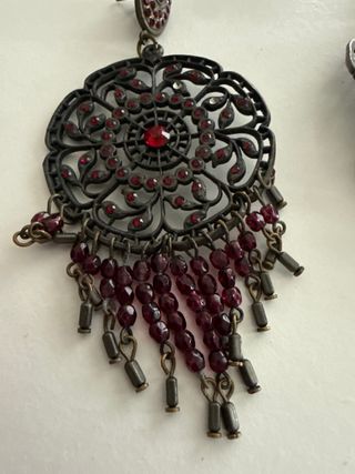 Pendientes bisutería morados y rojos