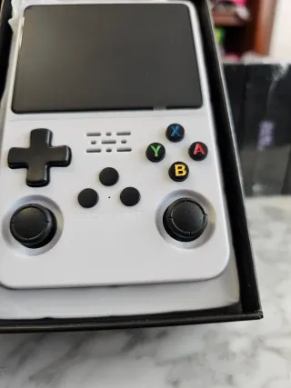 Consola Portátil Blanca Multicolor R36S 2026pro