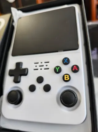 Consola Portátil Blanca Multicolor R36S 2026pro