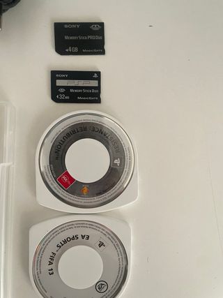 PSP Negra con Cargador y juegos