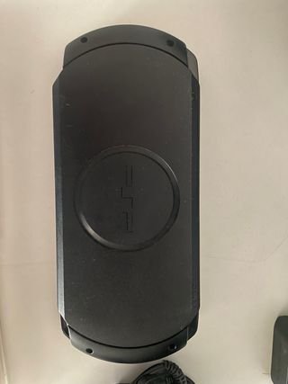 PSP Negra con Cargador y juegos
