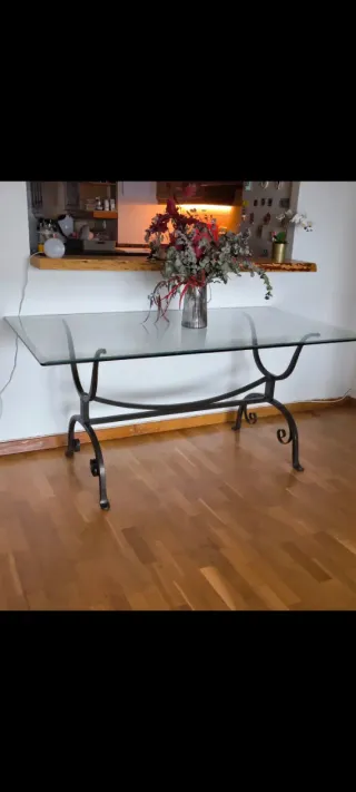 Mesa de comedor cristal y patas de metal