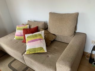 Sofá de tela beige y multicolor