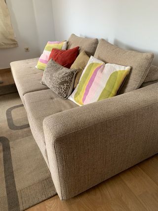 Sofá de tela beige y multicolor