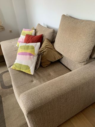 Sofá de tela beige y multicolor