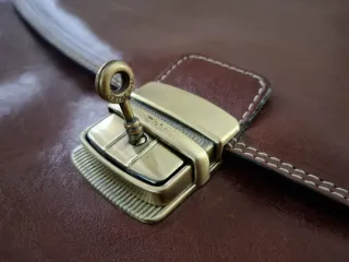 Maletín de piel marrón