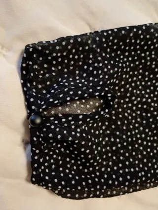 Vestido negro con lunares blancos