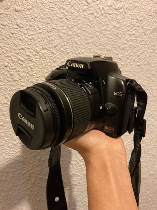 Cámara Canon 1000D con funda y cargador