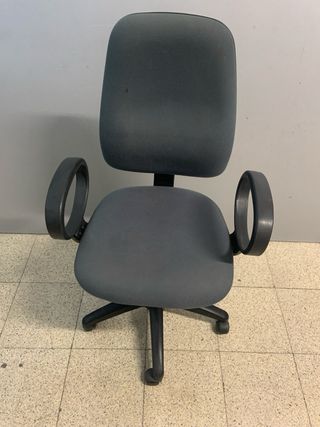 Silla de oficina gris