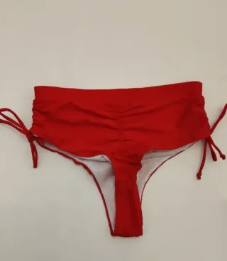 Bikini rojo con cordones