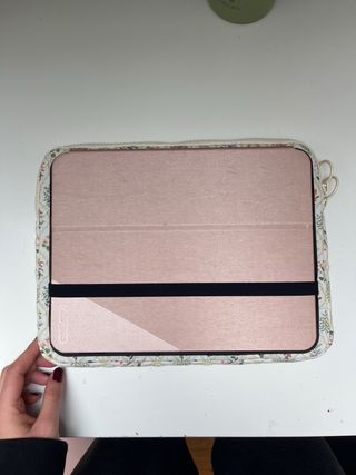 Funda acolchada para iPad con flores