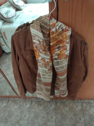 Chaqueta marrón y pañuelo seda