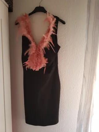 Vestido negro con plumas rosas