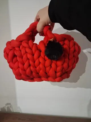 Borsa rossa uncinetto con pompon