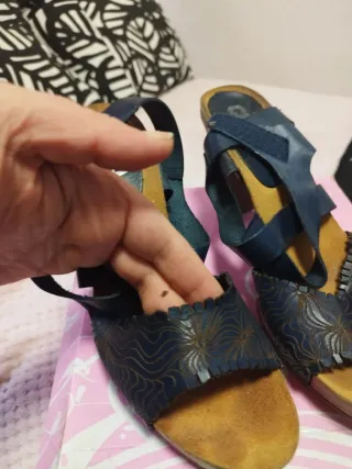 Sandalias azul marino con detalle floral