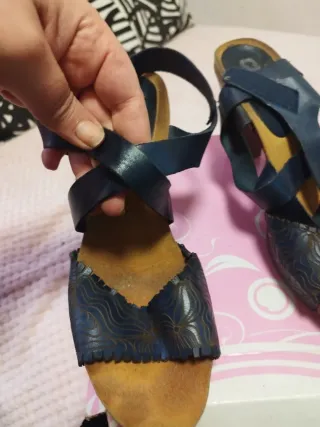 Sandalias azul marino con detalle floral