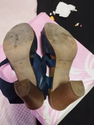 Sandalias azul marino con detalle floral