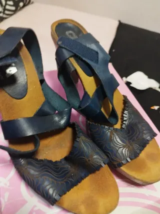 Sandalias azul marino con detalle floral