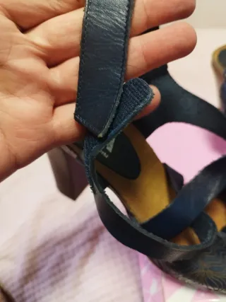 Sandalias azul marino con detalle floral