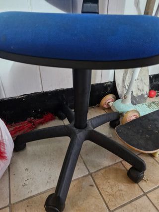 Silla de escritorio azul y negra
