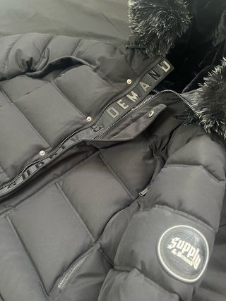 Chaqueta larga Supply & Demand negra