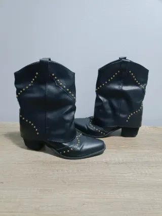 Botines negros con tachuelas