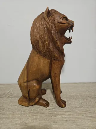 Figura de madera de león