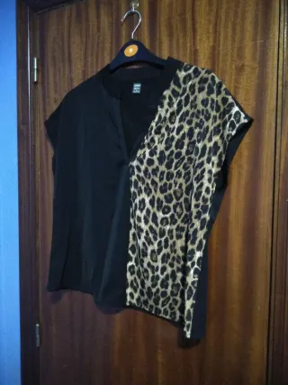 Blusa negra con estampado de leopardo