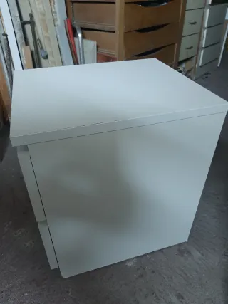 Comodini e comò bianco