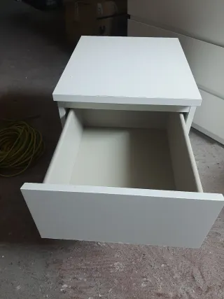 Comodini e comò bianco