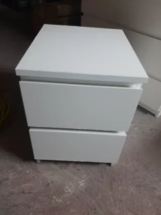 Comodini e comò bianco