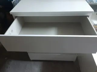 Comodini e comò bianco