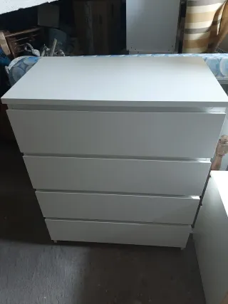 Comodini e comò bianco