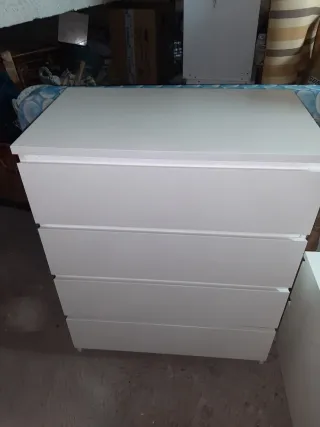 Comodini e comò bianco