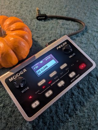 Multi-efectos portátil para guitarra Mooer PE100