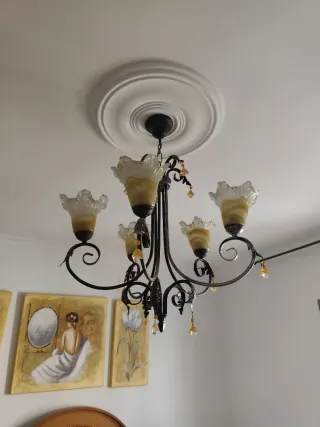 Lámpara de forja con tulipas de cristal