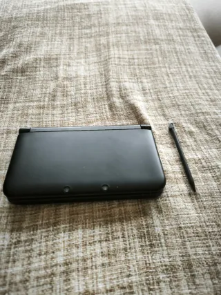 Nintendo 3DS XL Nero + Caricatore e Stilo + Giochi