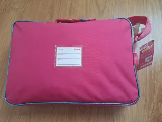 Cartera escolar , nueva a estrenar  25cm x 37cm.