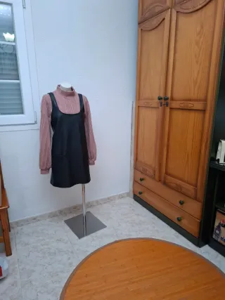 Vestido negro y jersey rosa