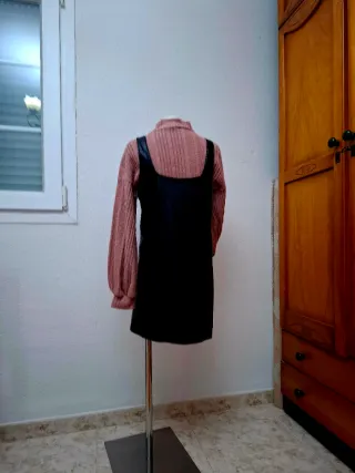 Vestido negro y jersey rosa