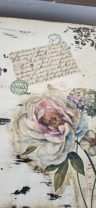 Cajonera de madera y papel decorada