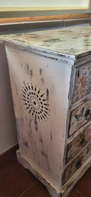 Cajonera de madera y papel decorada