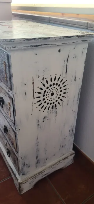 Cajonera de madera y papel decorada