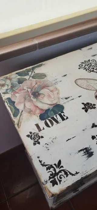 Cajonera de madera y papel decorada