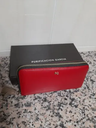Cartera roja de Purificación García nueva