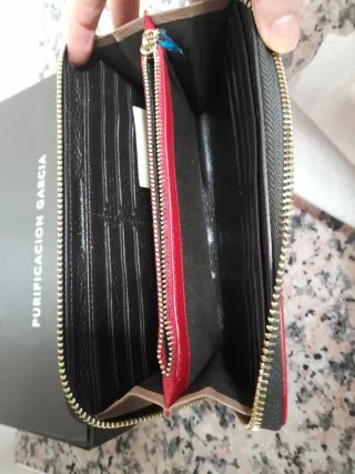 Cartera roja de Purificación García nueva
