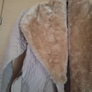 Spolverino trapuntato beige con pelliccia